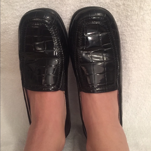 EUC*Ladies black patent leather loafers 👞 - Picture 2 of 7